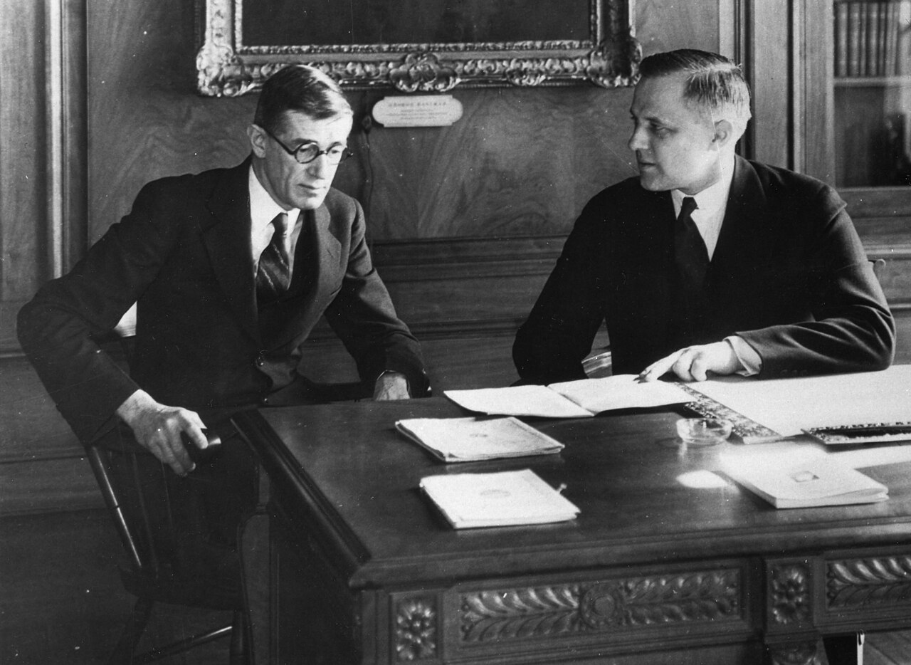 Vannevar_Bush_MIT_Presidents_Office_1932